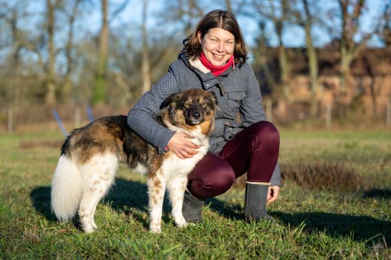 Katrin Schorm mit ihre Hündin Fini beim Yoga und Wandern mit Hund